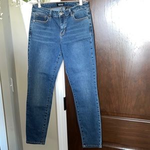 Size 6/28 Buffalo Blue Jeans EUC